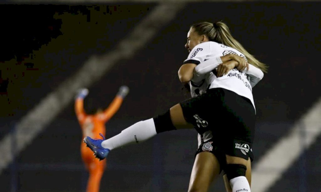 Corinthians vence e mantém liderança no Brasileiro Feminino