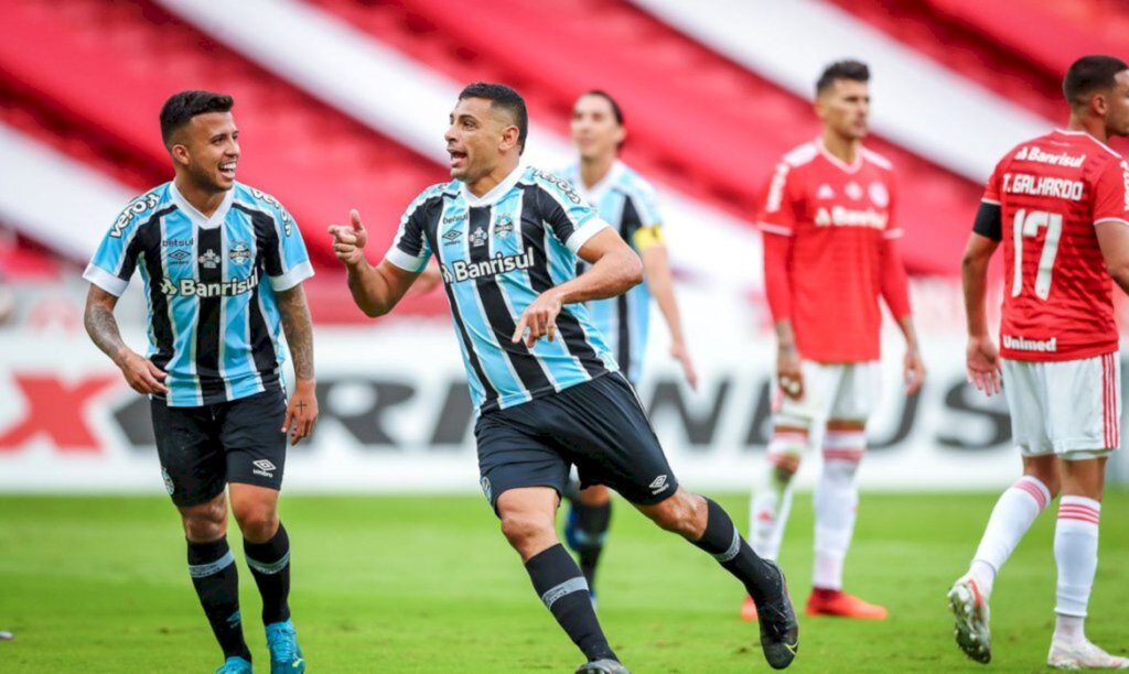 Grêmio vira sobre Internacional e fica a um empate do tetra gaúcho