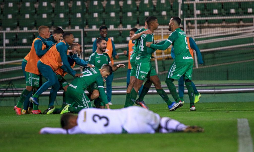 Chapecoense supera Figueirense e se classifica no Catarinense