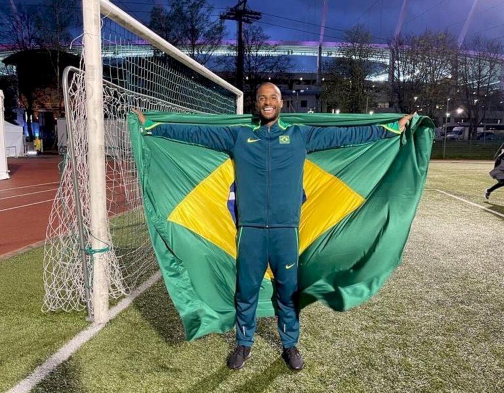 Blumenau leva medalhada de prata em mundial de revezamento