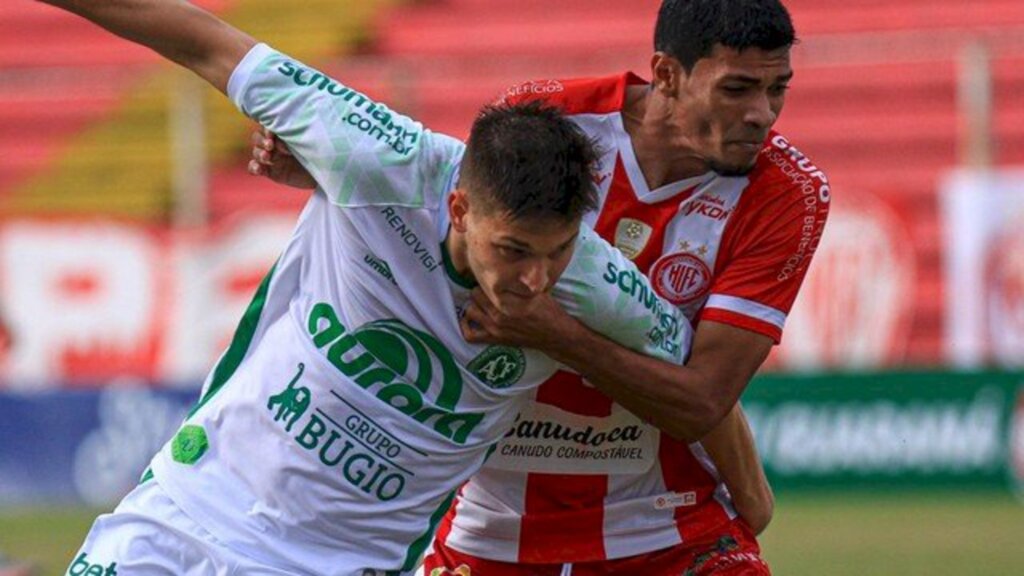 Hercílio Luz e Chapecoense empatam sem gols no jogo de ida das quartas