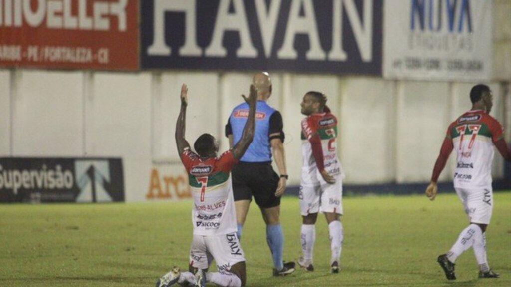 Lucas Gabriel Cardoso / Brusque FC - Bruno Alves comemora o primeiro gol do jogo