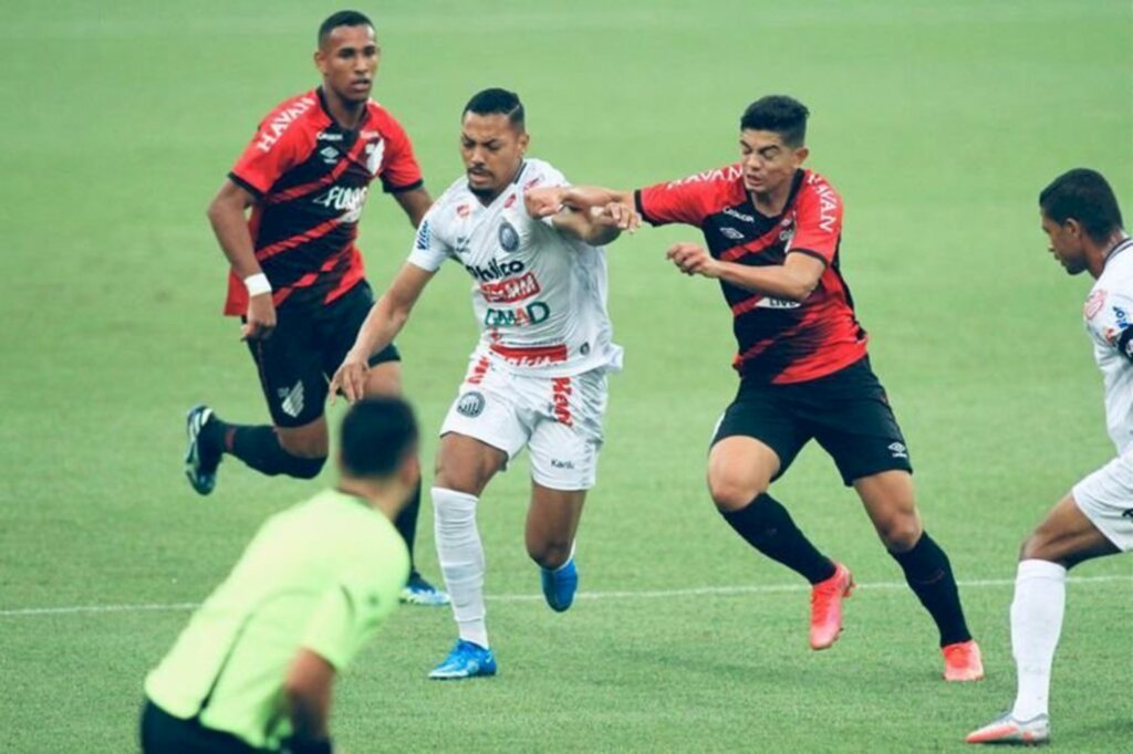 Operário goleia na Arena e deixa Athletico na lanterna do Paranaense