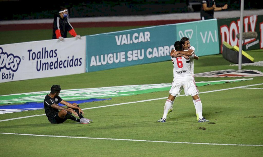 São Paulo derrota Bragantino e segue líder no Grupo B