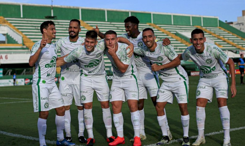 Chapecoense bate Próspera e se isola na liderança do Catarinense