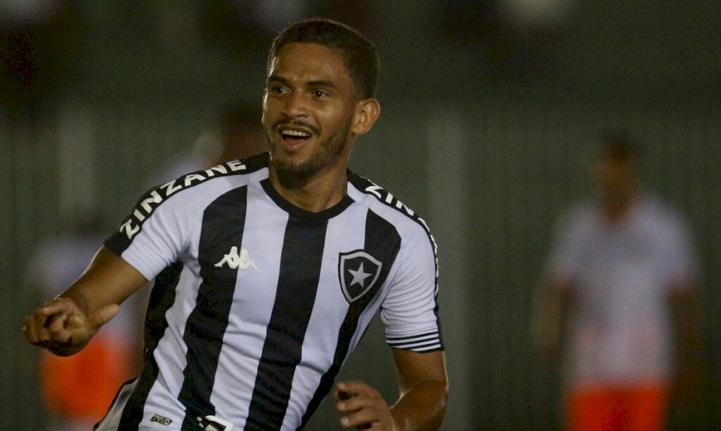 Botafogo vira no fim e segue na luta pela semi do Campeonato Carioca