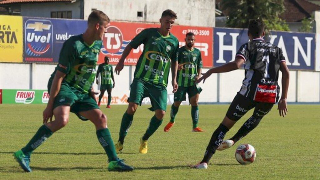 JEC vence o Metropolitano e assume a liderança do Catarinense