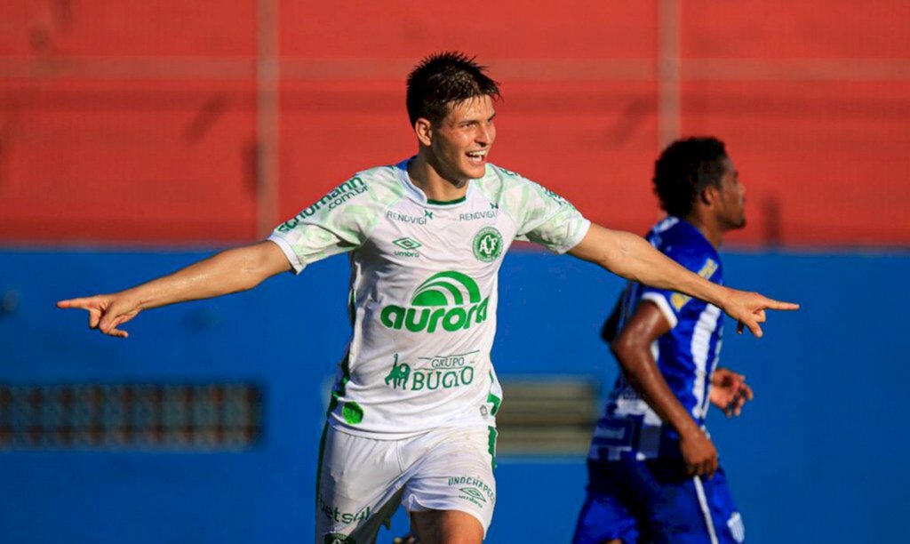 Chapecoense vence Avaí e assume liderança do Catarinense