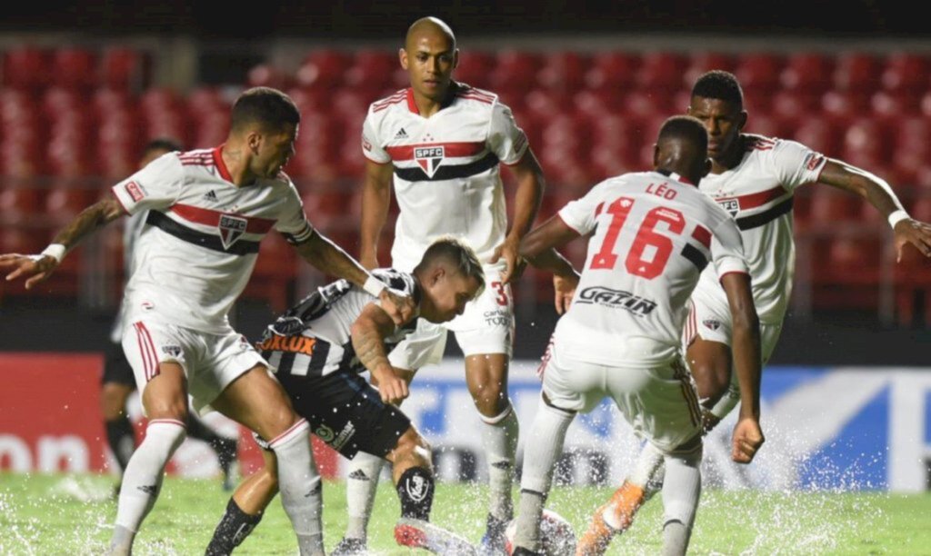 São Paulo desencanta no segundo tempo e atropela Santos no Paulista