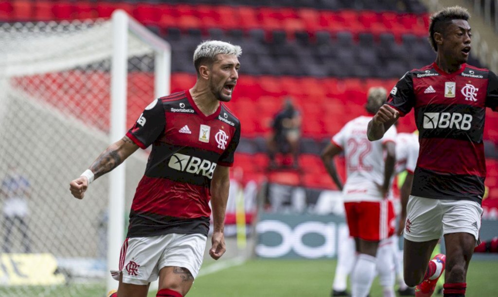 Flamengo vence Inter de virada e assume a liderança do Brasileiro