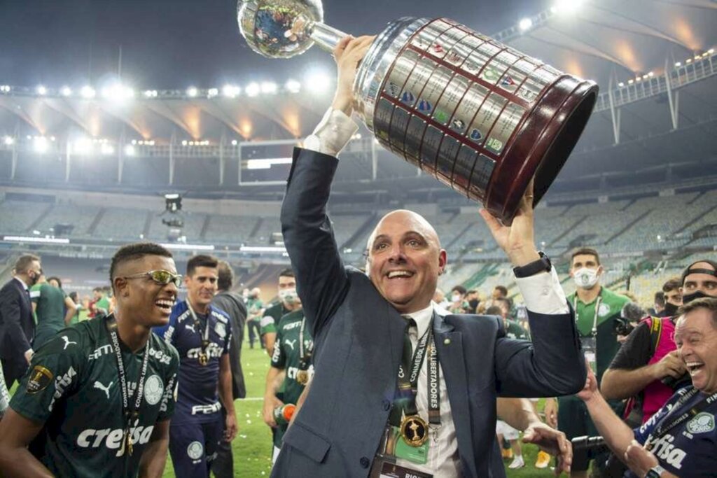 Leco Viana/TheNews2 - Mauricio Galiotte, presidente do Palmeiras, levanta a taça de campeão da Libertadores