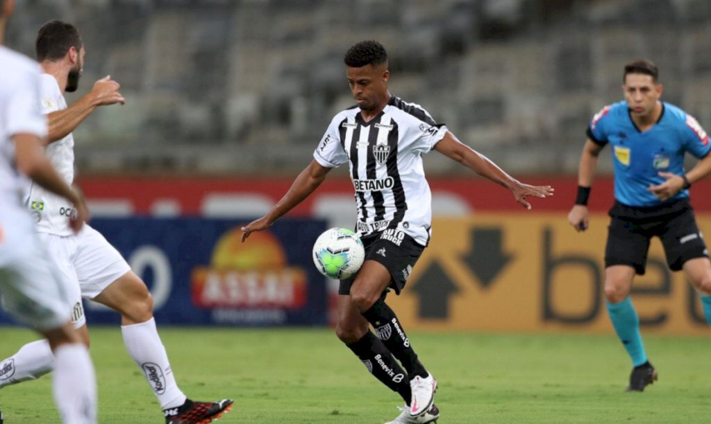 Atlético Mineiro vence Santos e sobe na tabela do Brasileiro