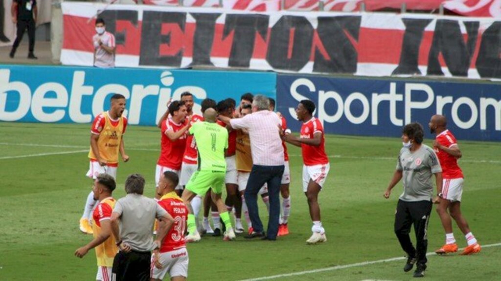 Eduardo Deconto - Até Abel Braga invadiu gramado para comemorar gol da vitória