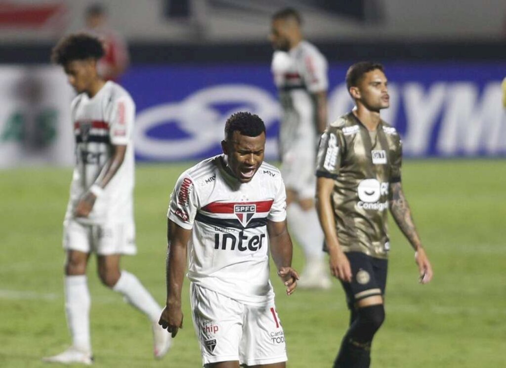 São Paulo empata com o Coritiba e amplia jejum de vitórias