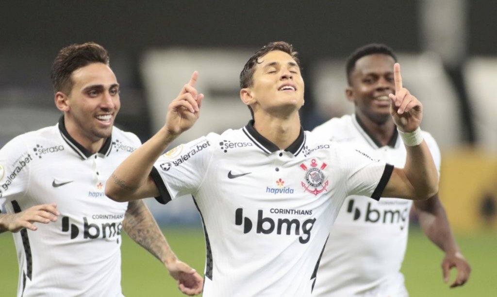 Corinthians vence Sport e sobe para oitava posição