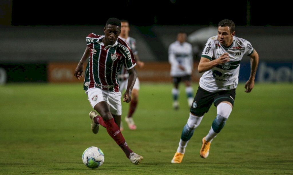 Fluminense marca no fim e arranca empate com o Coritiba