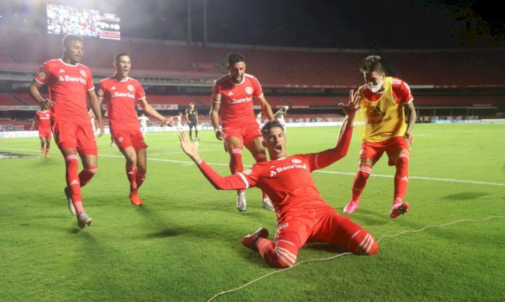 Inter vence São Paulo no Morumbi e volta à liderança do Brasileiro