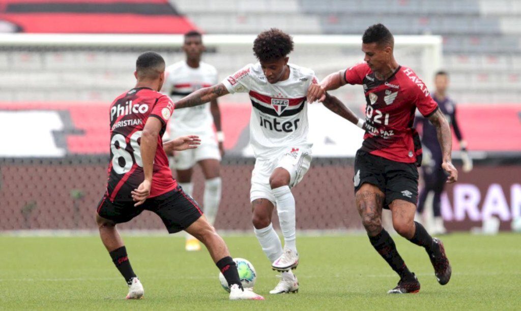 São Paulo empata com Athletico-PR e segura liderança do Brasileiro