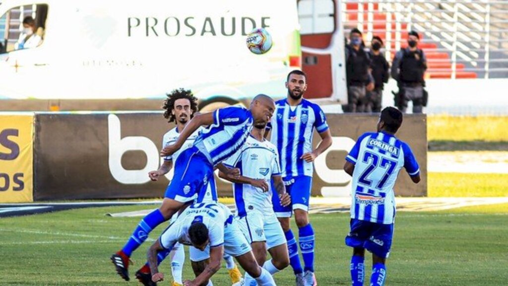 Ailton Cruz/Gazeta de Alagoas - Valdívia (primeiro com a camisa branca da esq. para dir.) jogou o primeiro tempo infectado pela Covid