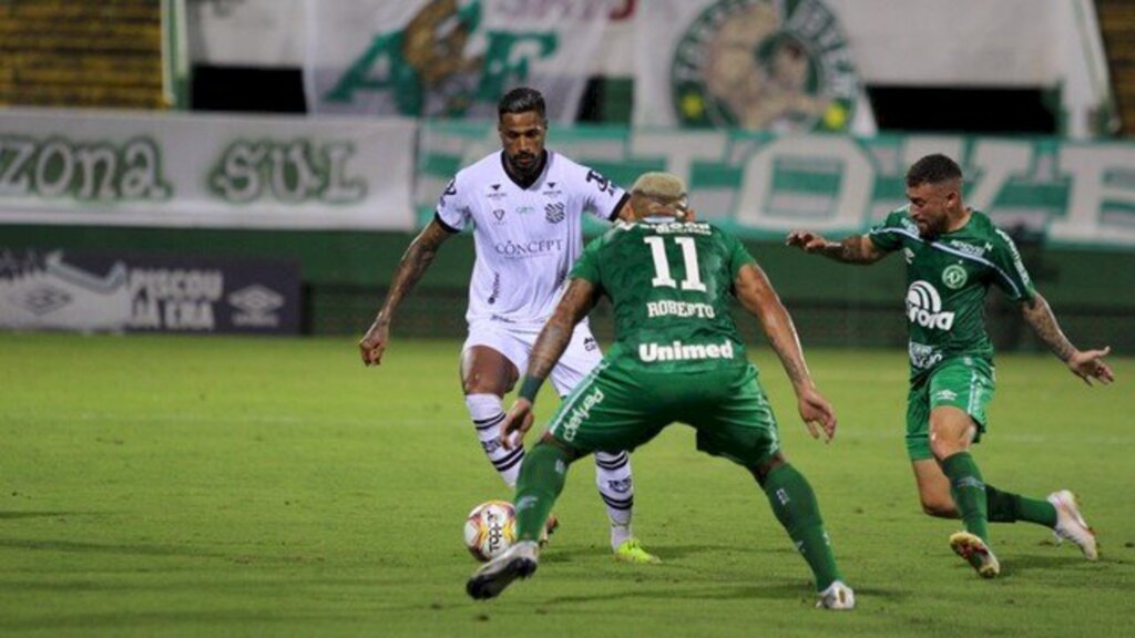 Chape bate Figueirense e garante acesse a série A