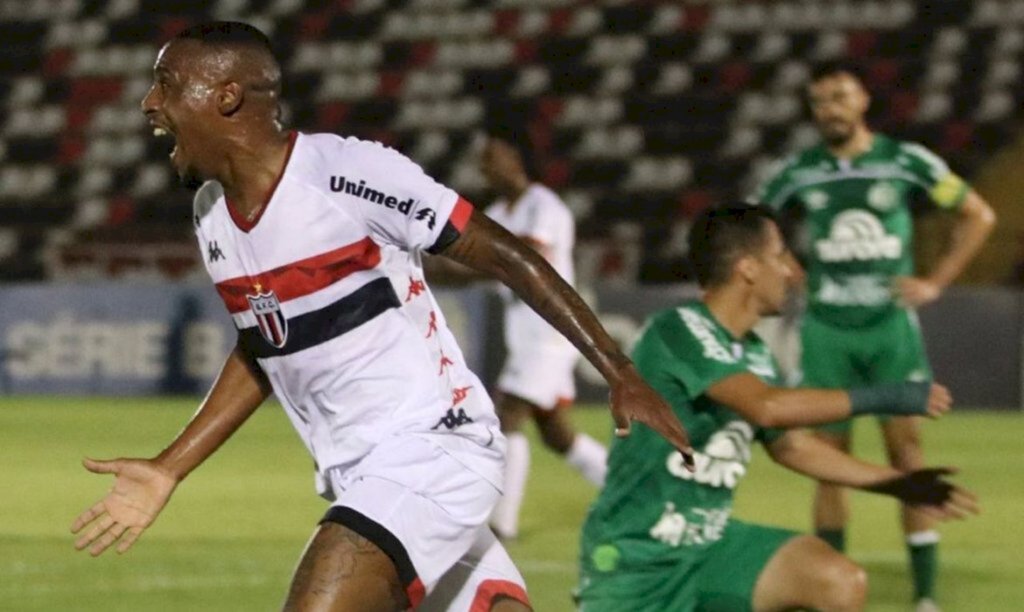 Botafogo-SP atropela Chapecoense e ainda respira