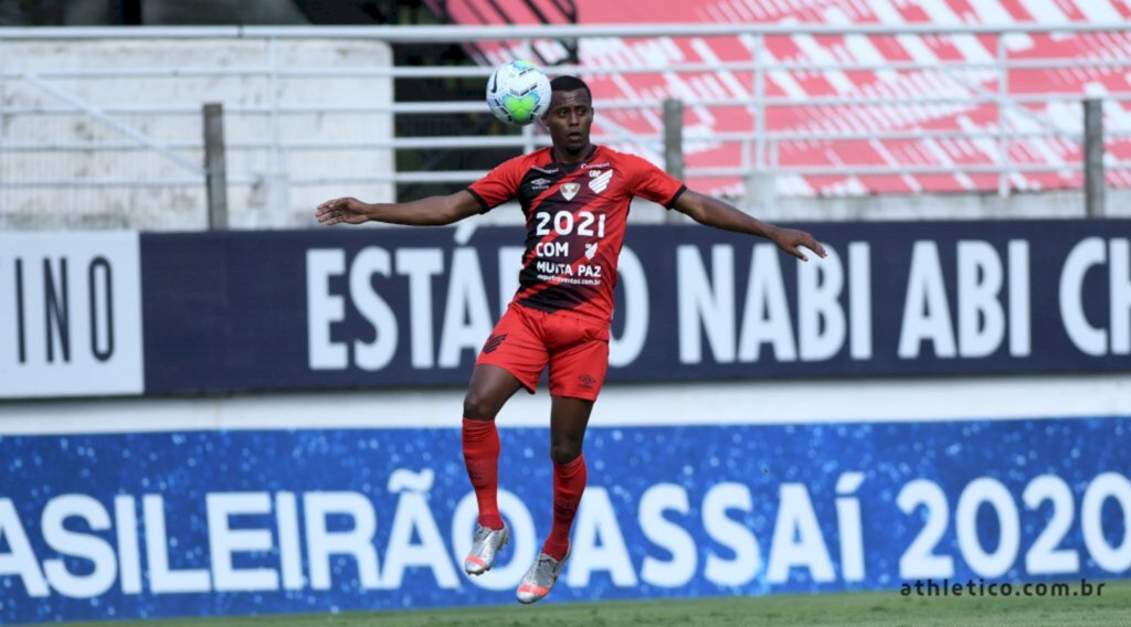 Athletico-PR derrota Bragantino em Curitiba e se afasta do Z4