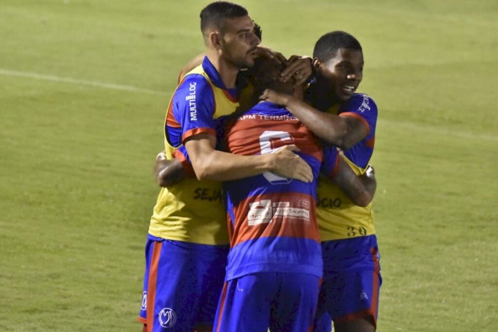 Tete Viviane/Divulgação/Ferroviária - Atletas do Marcílio Dias comemoram gol que valeu vaga nas oitavas da Série D, sobre a Ferroviária