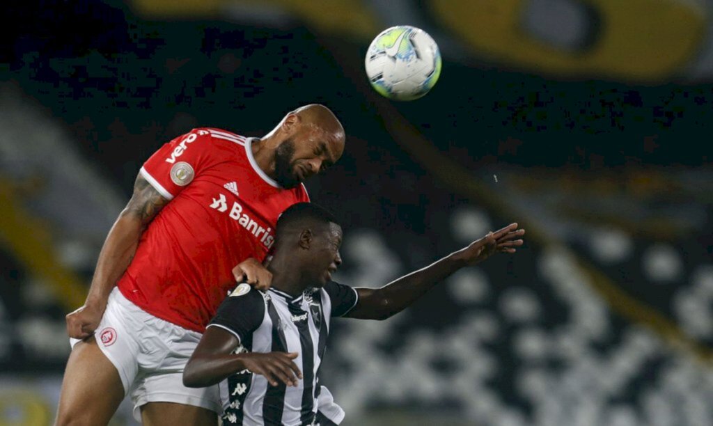 Internacional recebe Botafogo tentando esquecer queda na Libertadores