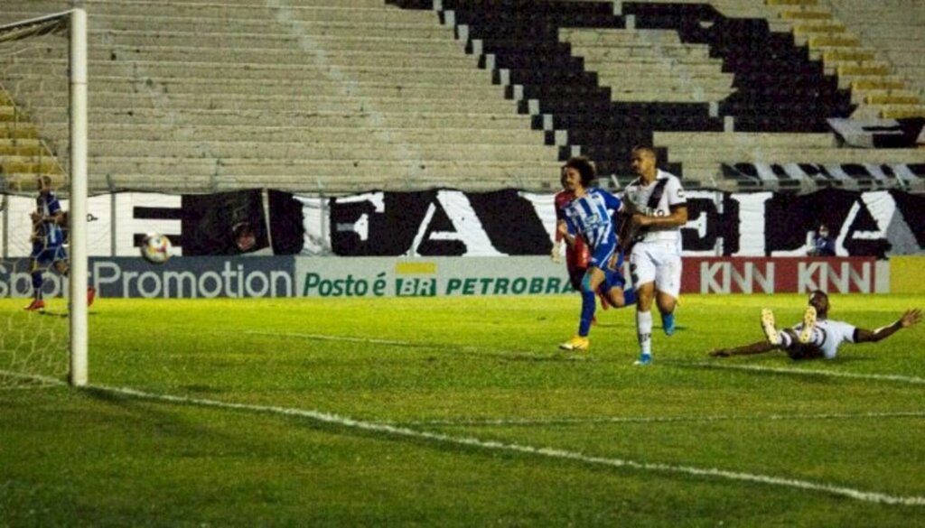 André Palma Ribeiro / Avaí FC - Valdívia cabeceou para o gol e faz o primeiro do Avaí