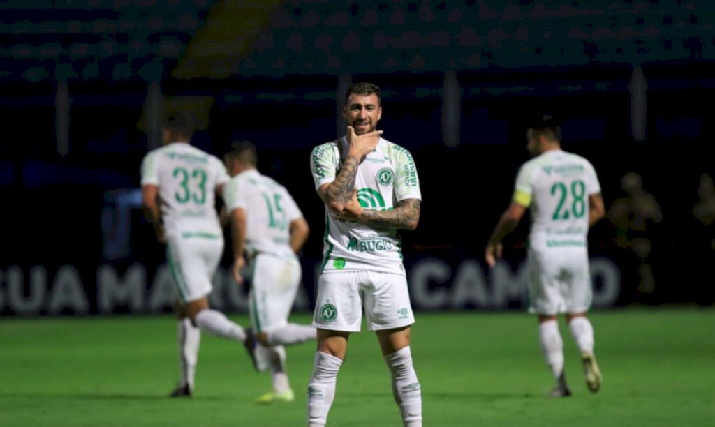 Clássico catarinense, Chapecoense vence Avaí e segue líder