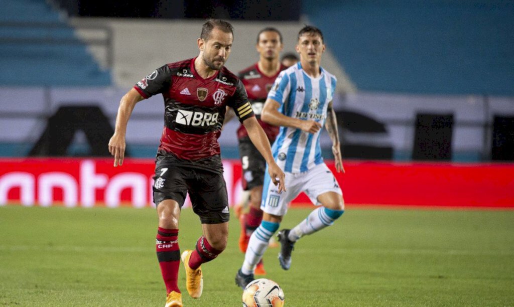 Libertadores: com um a menos, Flamengo segura empate com Racing