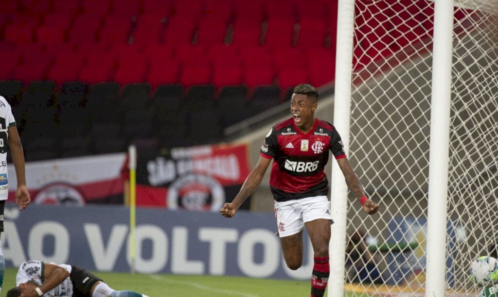 Flamengo derrota Coritiba e dorme na liderança do Brasileiro