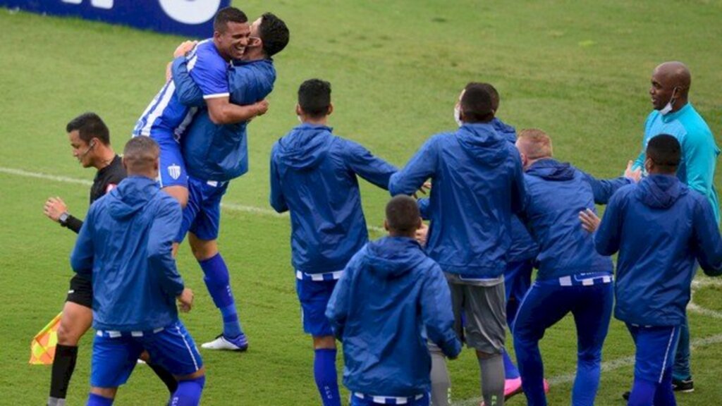 (Foto: Eduardo Valente/iShoot/Futura Press) - Jogadores do Avaí comemoram gol de Rômulo