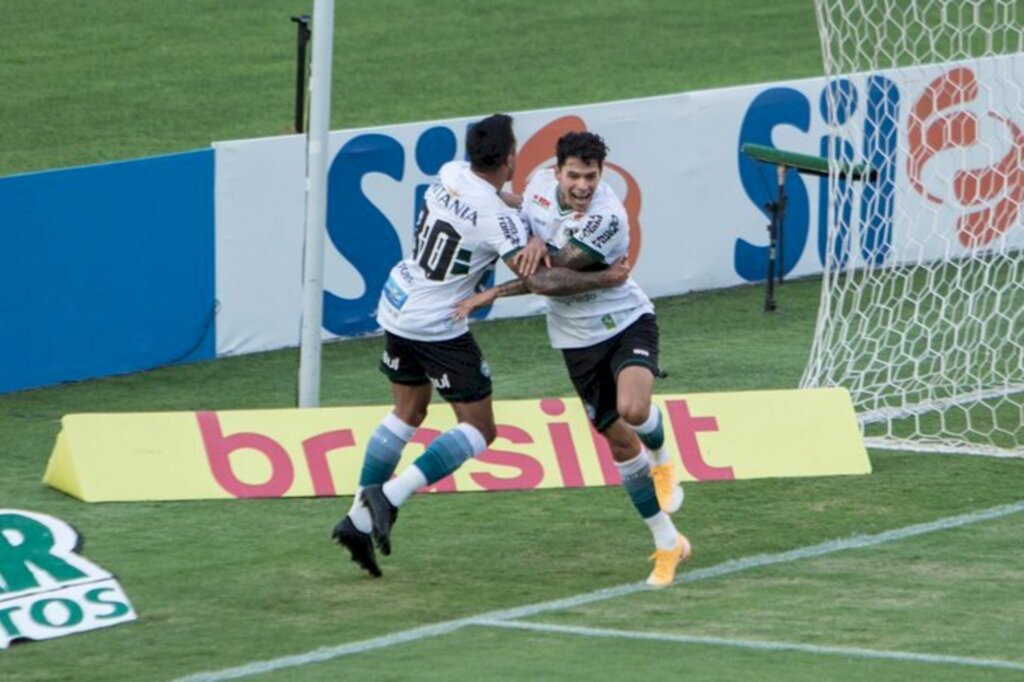 Bahia vence de virada e mantém Coritiba no Z-4 do Brasileiro