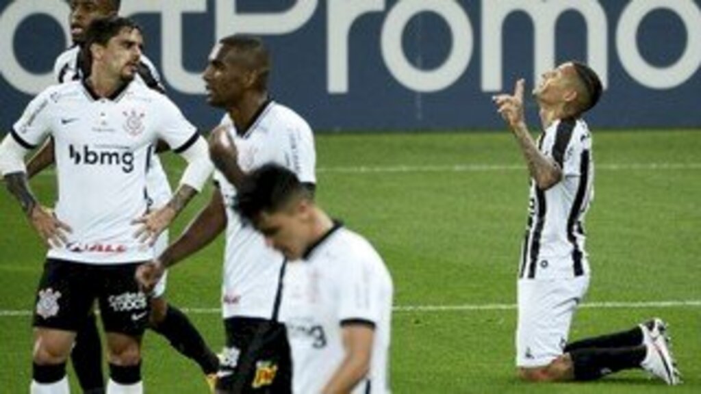 Atlético- MG- vence o Corinthians por 2 x 1