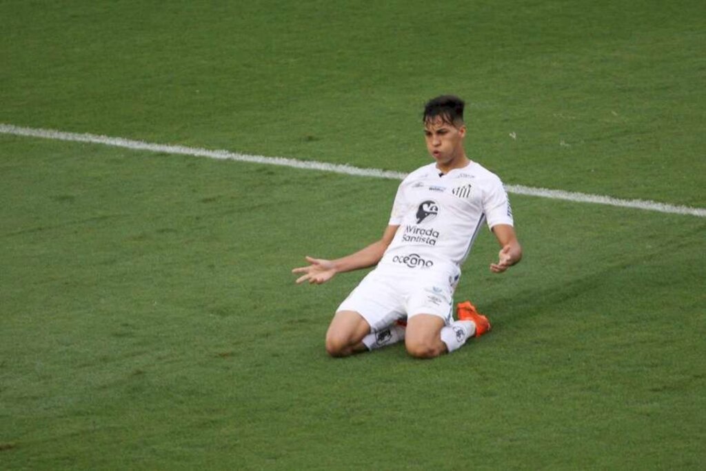 Fabrício Costa / Futura Press - O jogador Kaio Jorge comemora gol do Santos durante a partida entre Santos e Internacional,