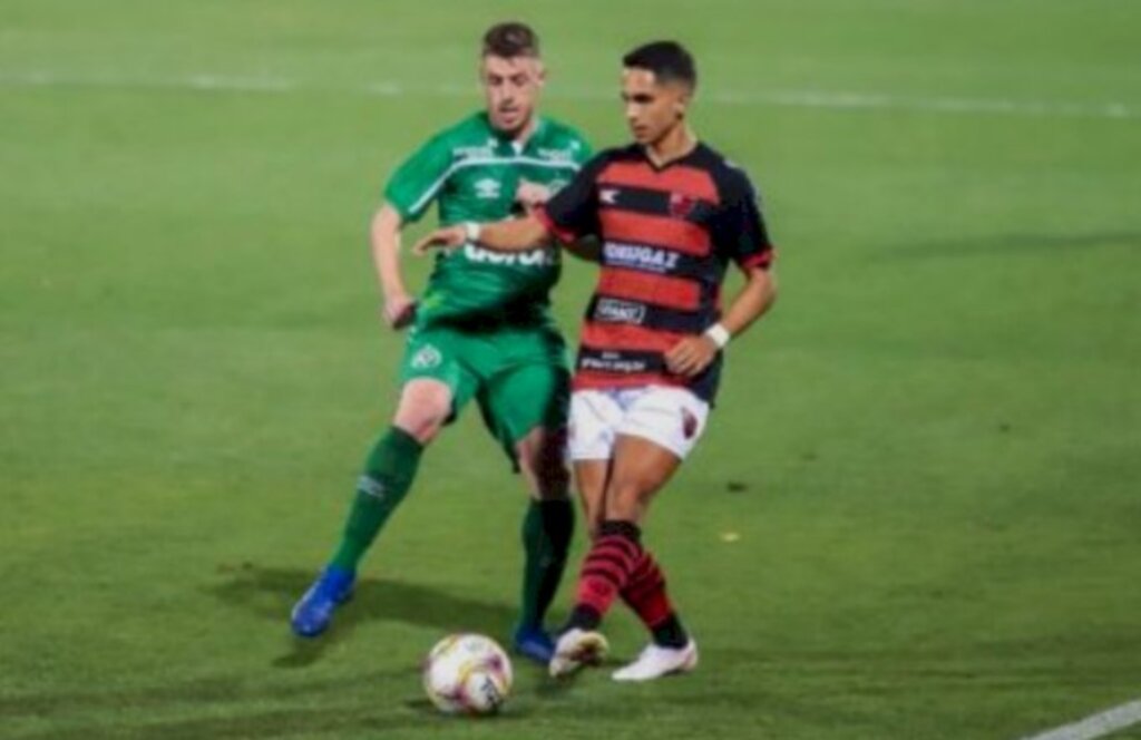 Chapecoense e Oeste empatam sem gols em Chapecó