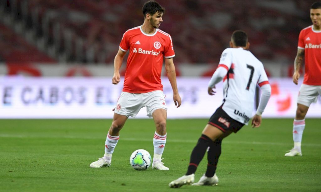 Inter vence de novo Atlético Goianiense e segue na Copa do Brasil