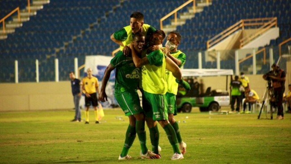 Chapecoense bate o Confiança e conquista título simbólico do turno da Série B