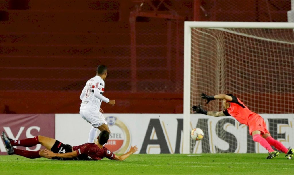 Em jogo de muitos gols, São Paulo perde para o Lanús na Argentina