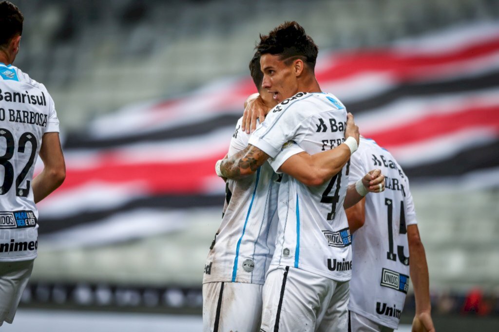 Grêmio vira sobre o Athlético-PR e soma três pontos no Brasileirão