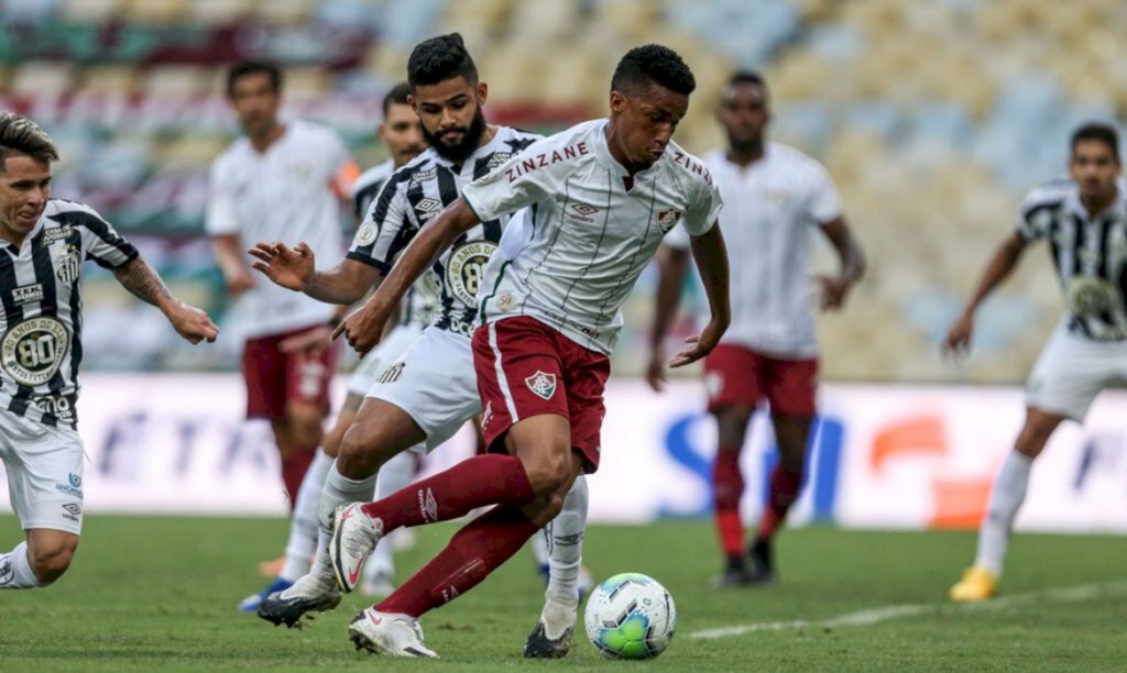 Fluminense vence Santos e assume quarta posição do Brasileiro