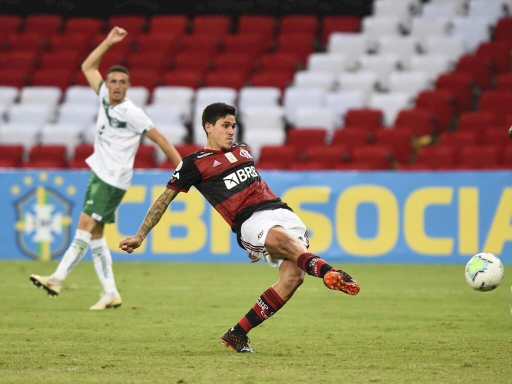 Flamengo vence o Goiás no último lance e encosta na liderança do Brasileirão