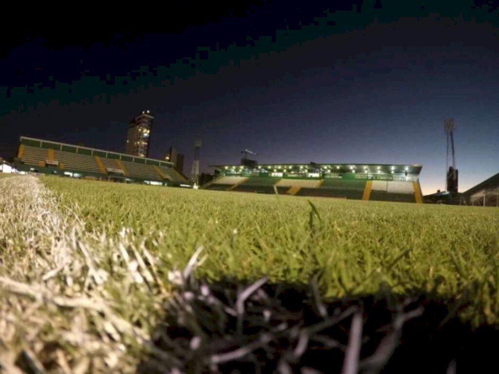 Vice-líder, Chapecoense recebe o Botafogo-SP