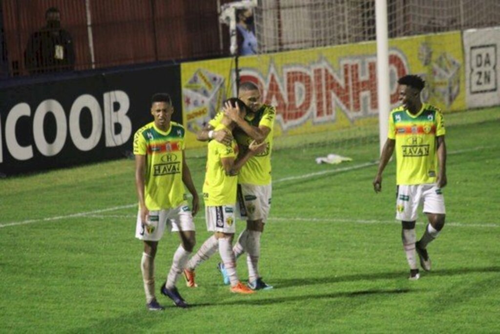 Brusque vence o Criciúma e dispara na liderança da Série C