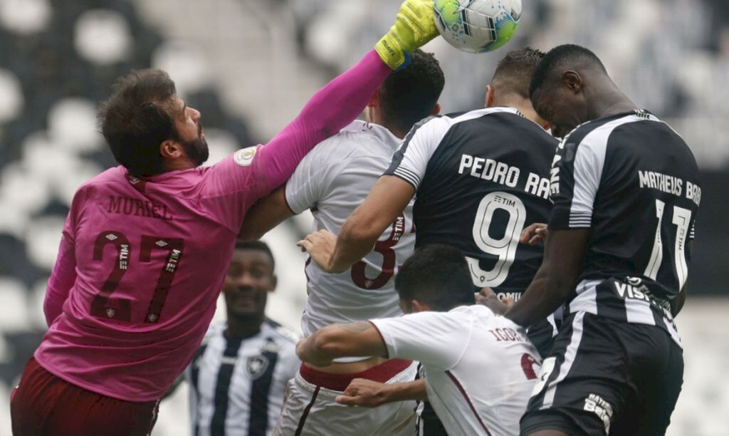 Travessão e Muriel param Botafogo, que fica no empate com Fluminense