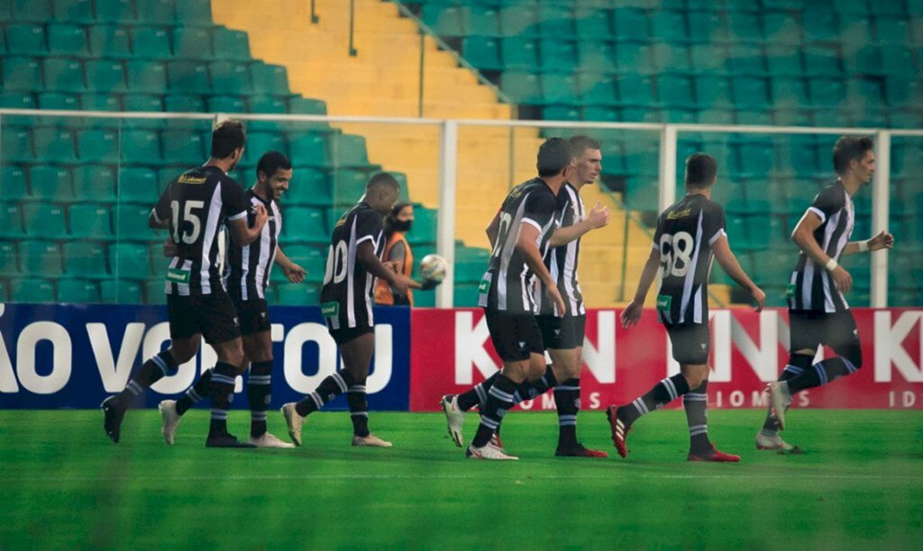 Figueirense goleia Oeste pela Série B