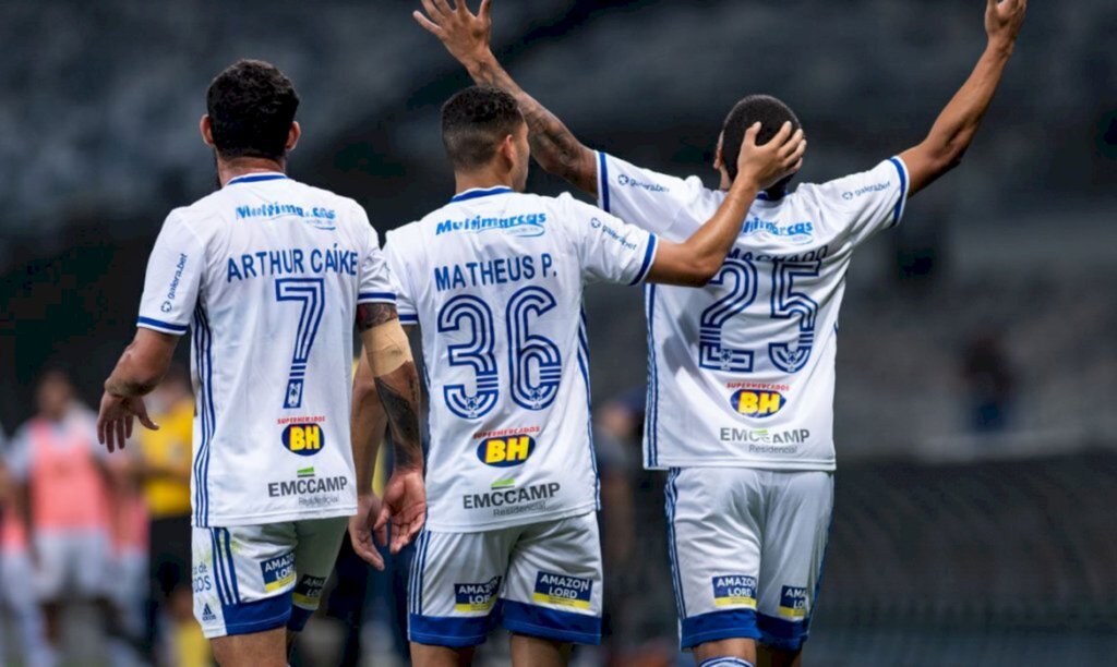 Cruzeiro vence e sai do Z-4 da Série B