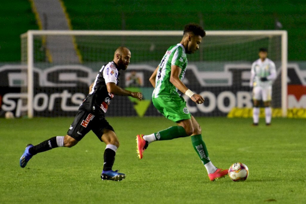 Juventude vence e sobe na tabela