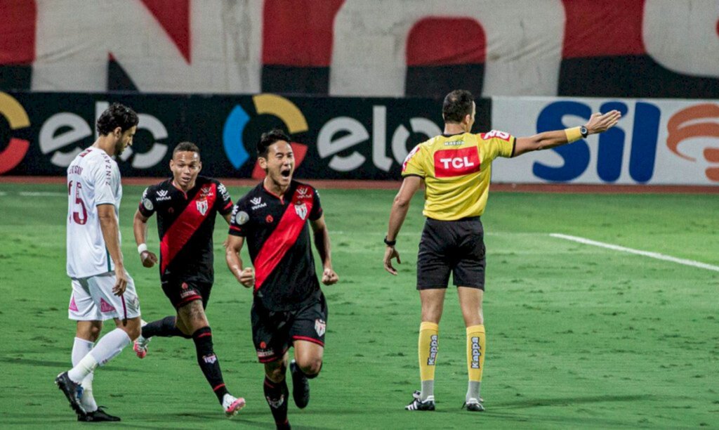 Atlético-GO marca nos acréscimos e elimina Fluminense